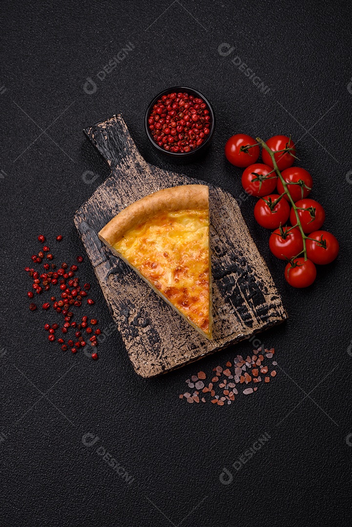 Deliciosa quiche com brócolis, frango ou salmão e queijo com sal e especiarias sobre fundo escuro de concreto