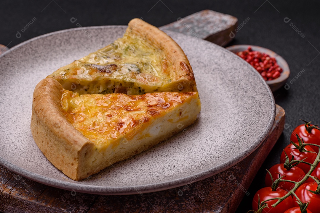 Deliciosa quiche com brócolis, frango ou salmão e queijo com sal e especiarias sobre fundo escuro de concreto