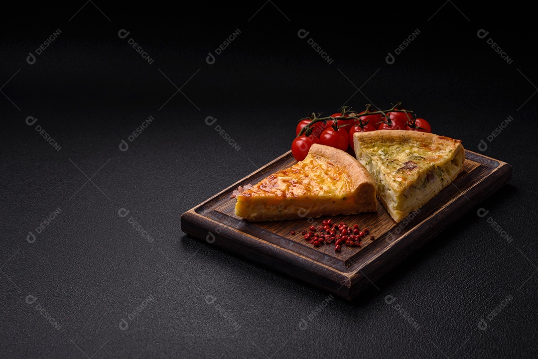 Deliciosa quiche com brócolis, frango ou salmão e queijo com sal e especiarias sobre fundo escuro de concreto