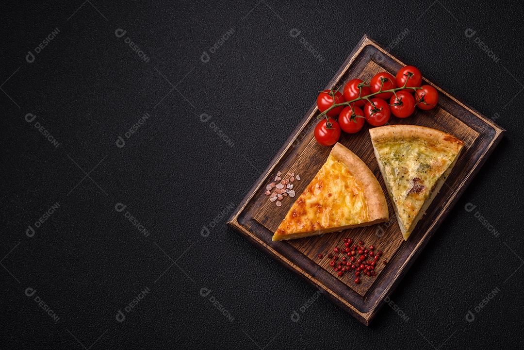 Deliciosa quiche com brócolis, frango ou salmão e queijo com sal e especiarias sobre fundo escuro de concreto