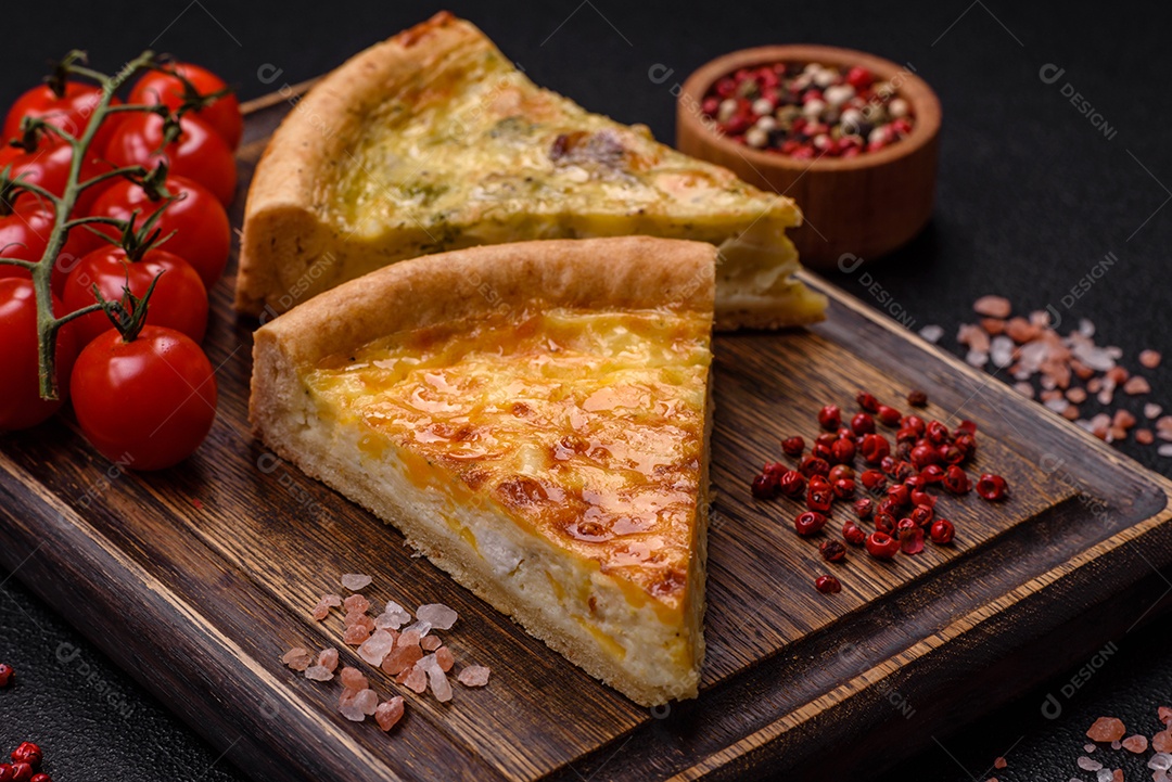 Deliciosa quiche com brócolis, frango ou salmão e queijo com sal e especiarias sobre fundo escuro de concreto