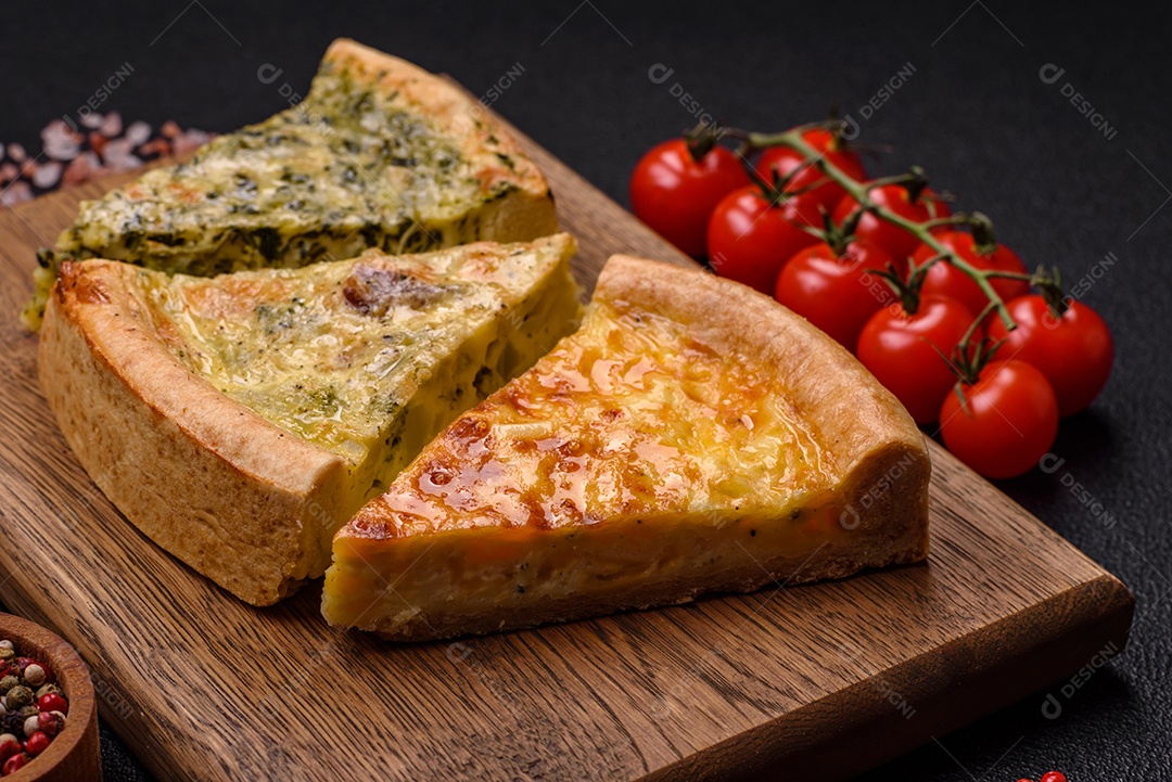 Deliciosa quiche com brócolis, frango ou salmão e queijo com sal e especiarias sobre fundo escuro de concreto