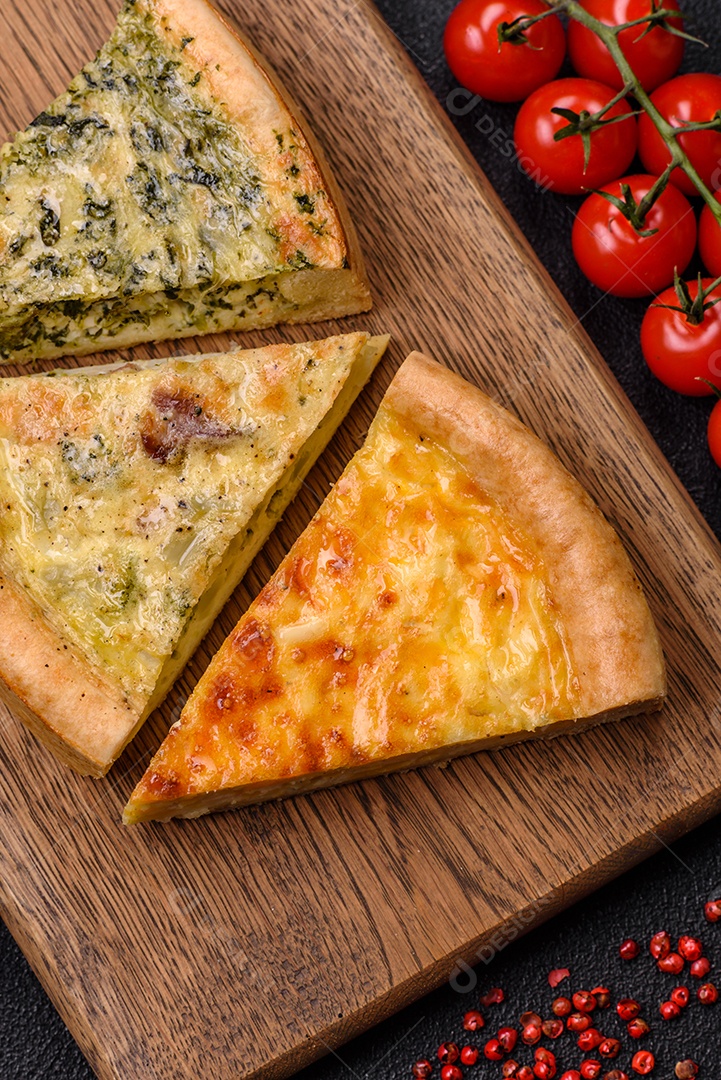 Deliciosa quiche com brócolis, frango ou salmão e queijo com sal e especiarias sobre fundo escuro de concreto