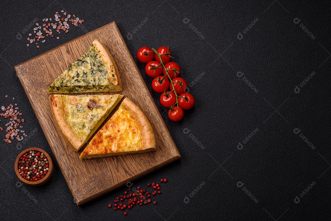 Deliciosa quiche com brócolis, frango ou salmão e queijo com sal e especiarias sobre fundo escuro de concreto