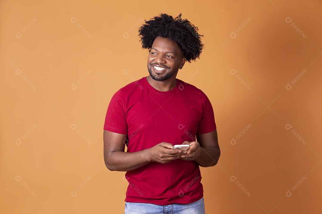 Homem moreno de camiseta vermelha e óculos preto