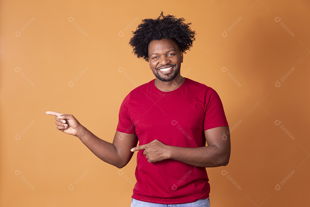 Homem moreno camiseta vermelha apontando para o lado