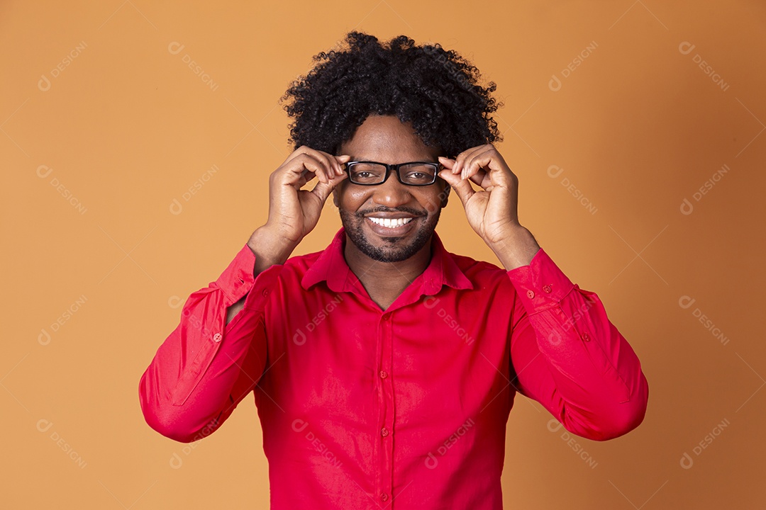 Homem moreno de camiseta vermelha e óculos preto