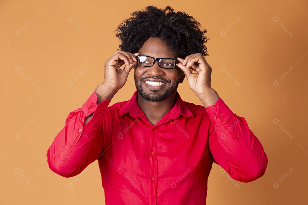 Homem moreno de camiseta vermelha e óculos preto