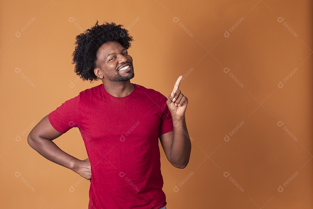 Homem moreno apontando para algo