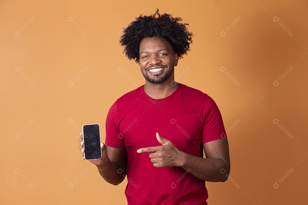 Homem moreno com celular na mão alaranjada