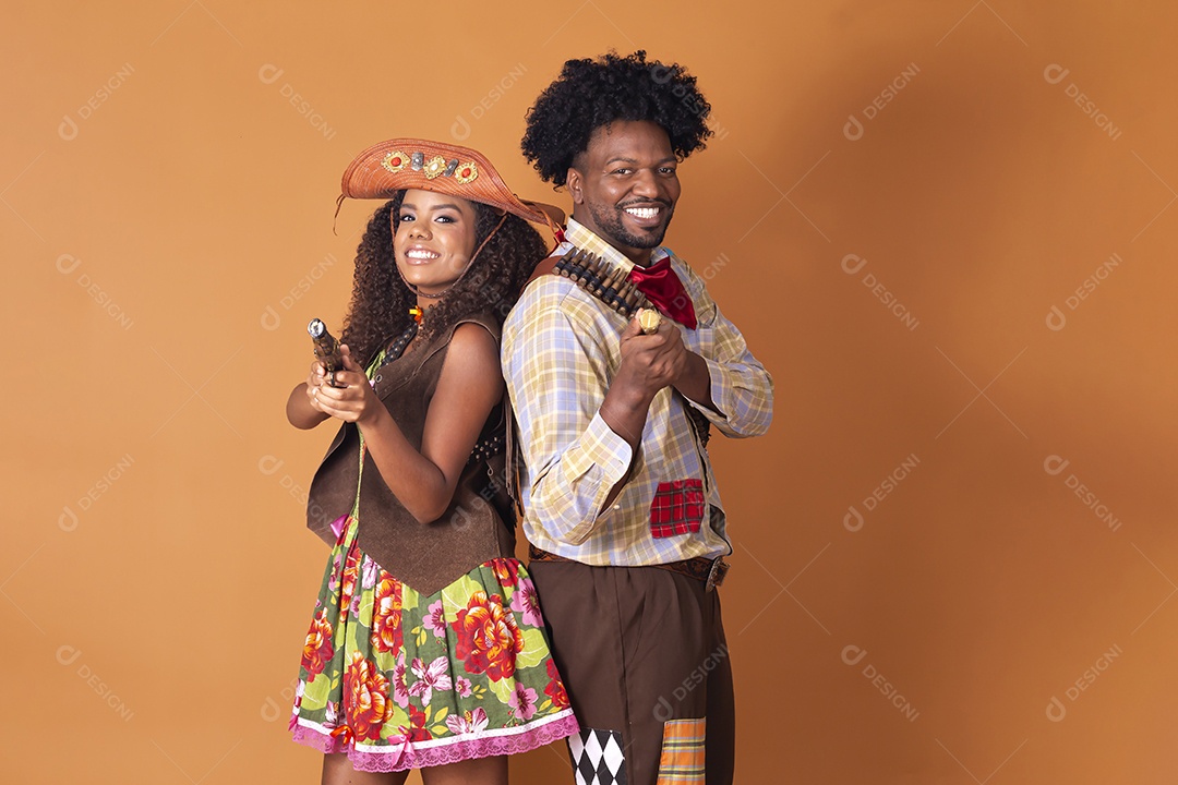 Casal trajado para festa junina maria bonita e lampião sobre fundo alaranjado