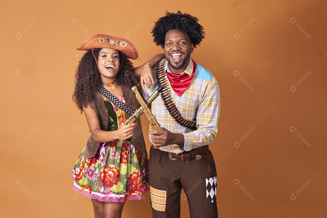 Casal trajado para festa junina maria bonita e lampião sobre fundo alaranjado