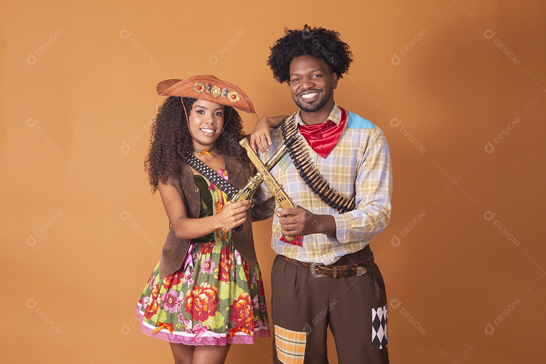 Casal trajado para festa junina maria bonita e lampião sobre fundo alaranjado