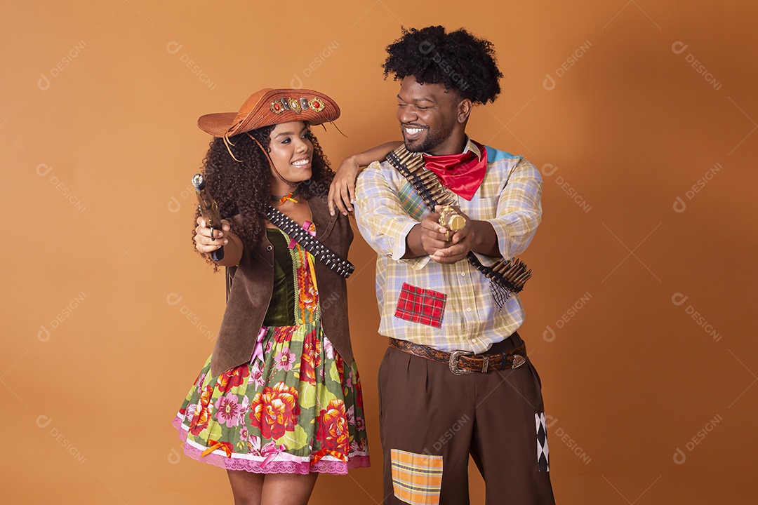 Casal trajado para festa junina maria bonita e lampião sobre fundo alaranjado