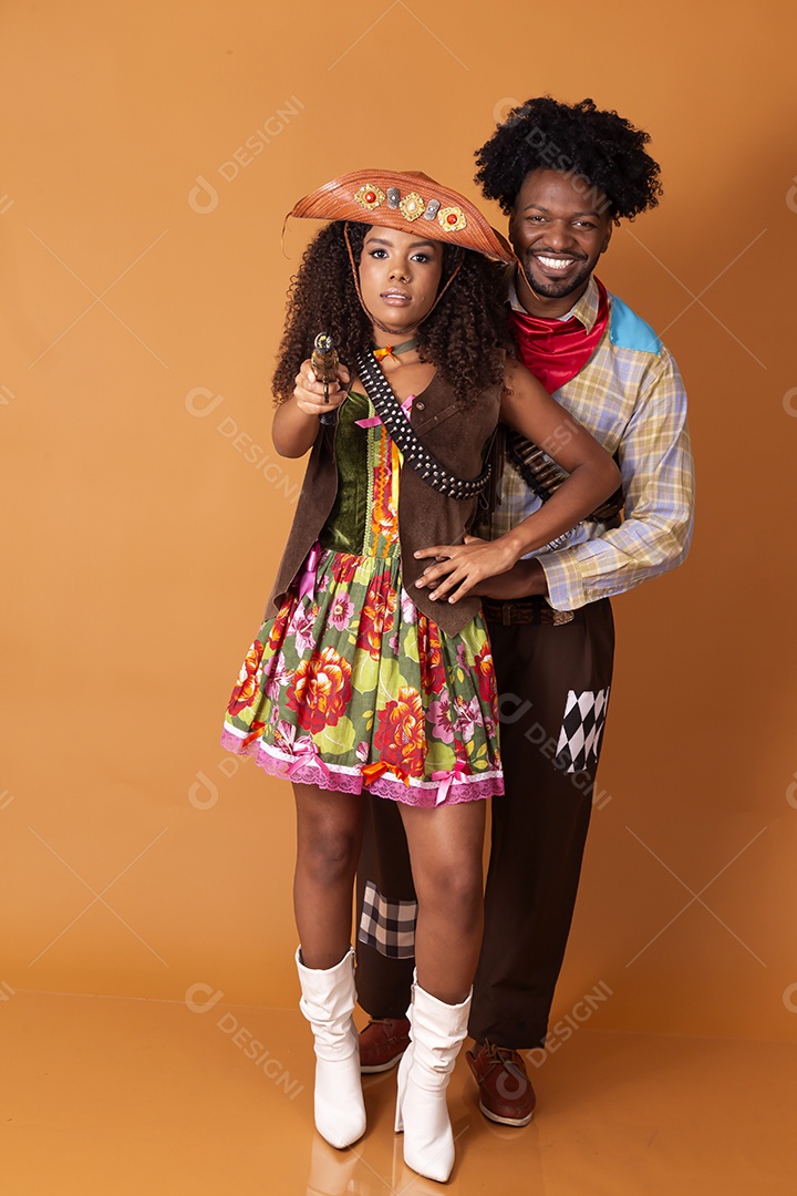 Casal trajado para festa junina maria bonita e lampião