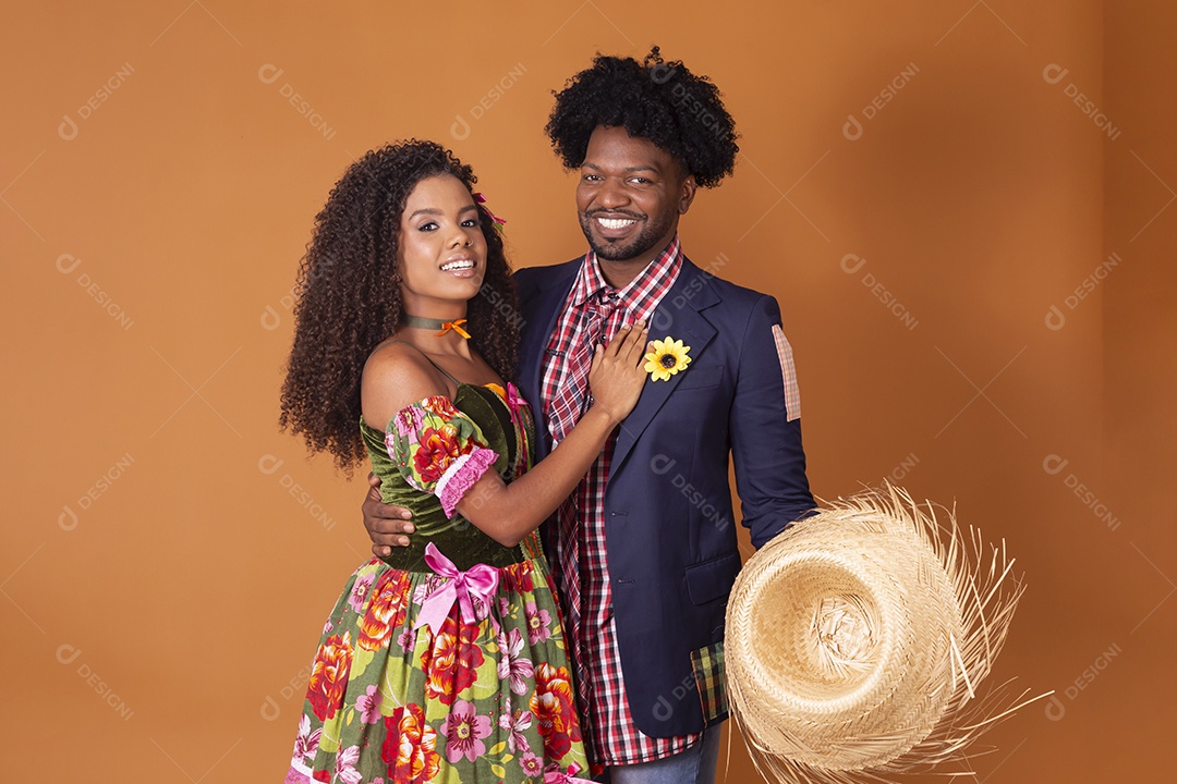 Casal feliz trajados para quadrilha junina