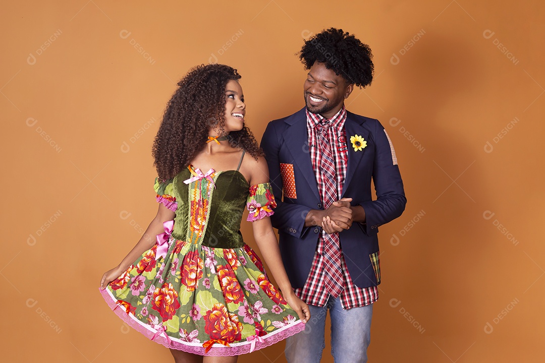 Casal trajado para festa junina