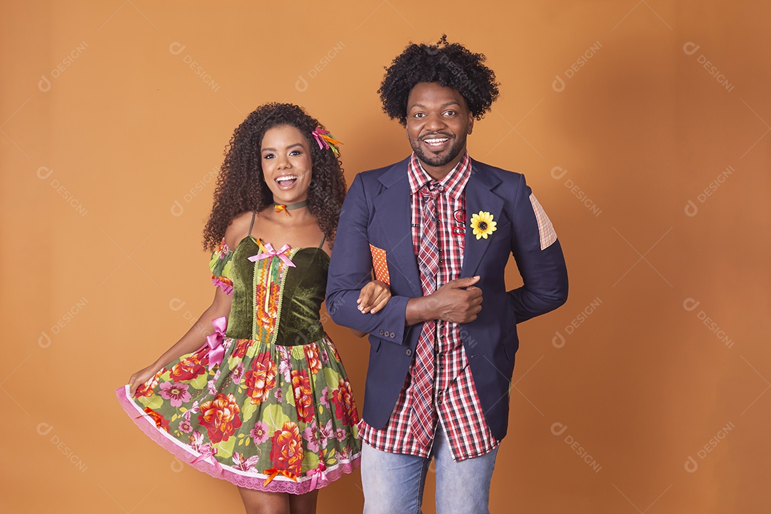 Casal trajado para festa junina