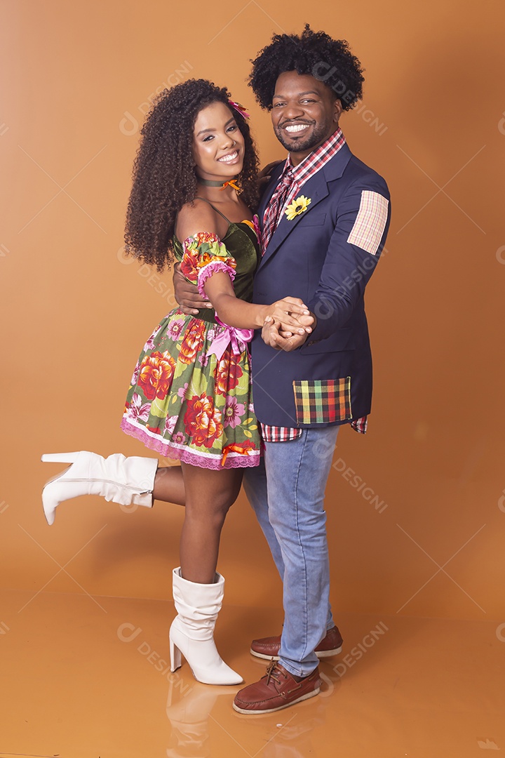 Casal abraçado trajados para quadrilha junina