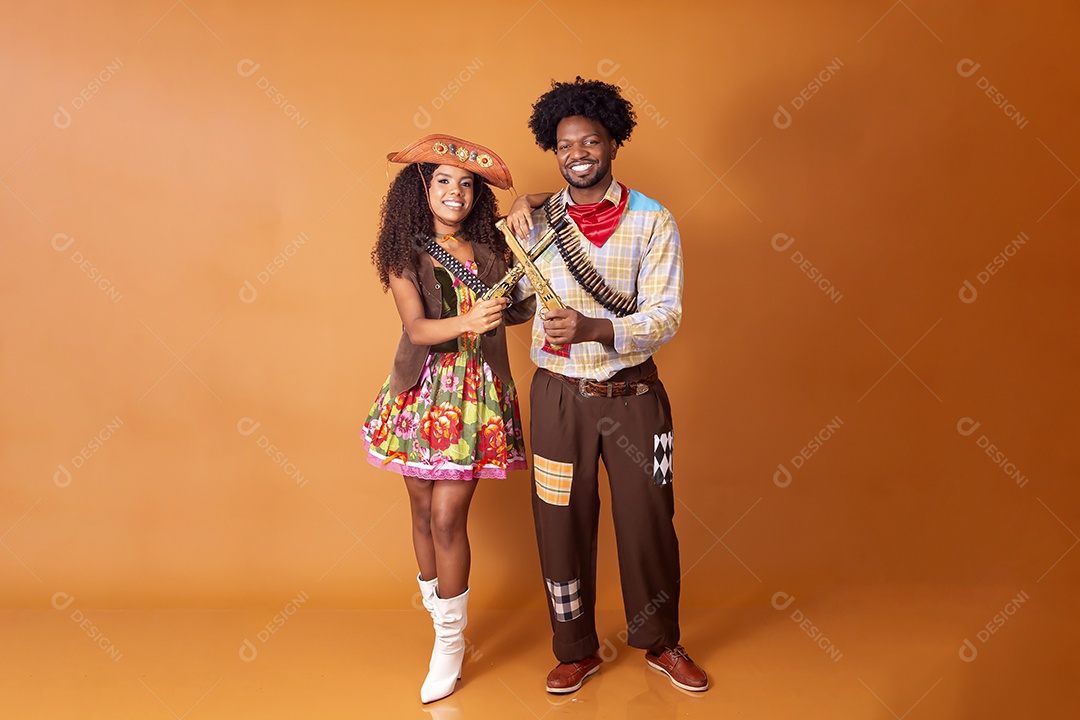 Casal trajado para festa junina