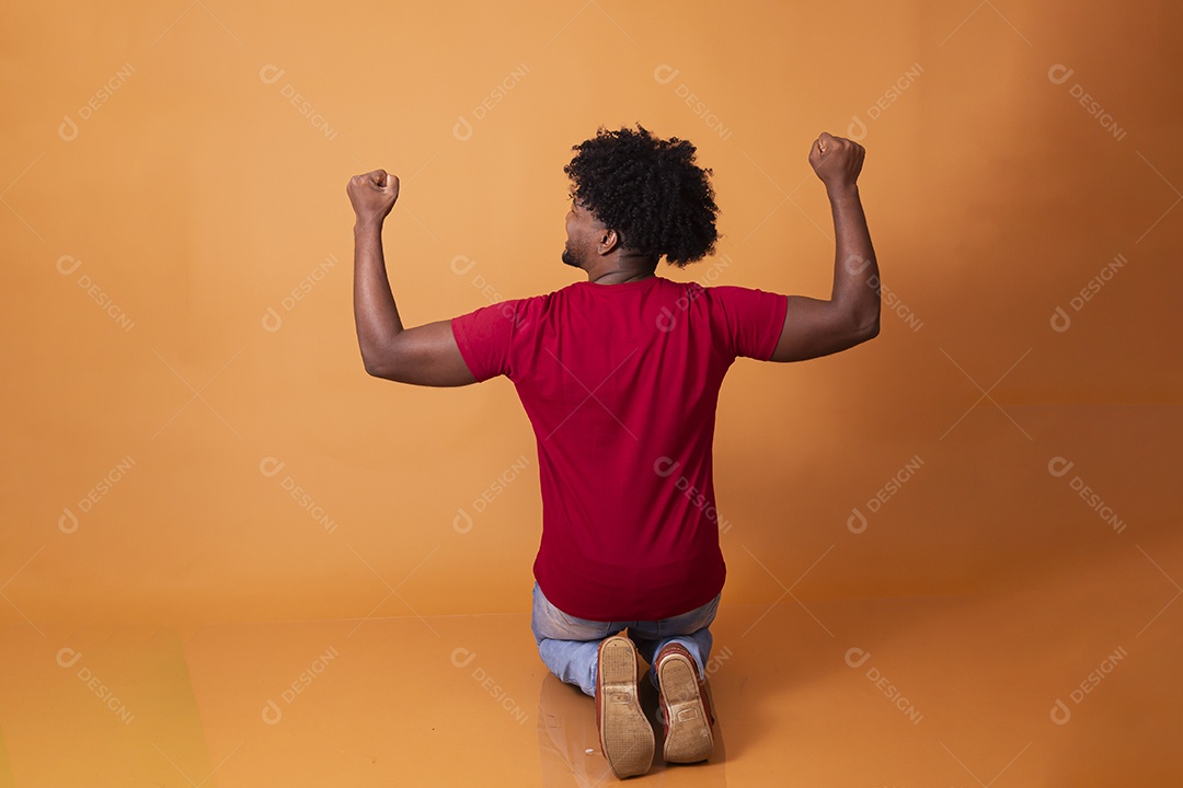 Homem morando musculoso sobre fundo alaranjado