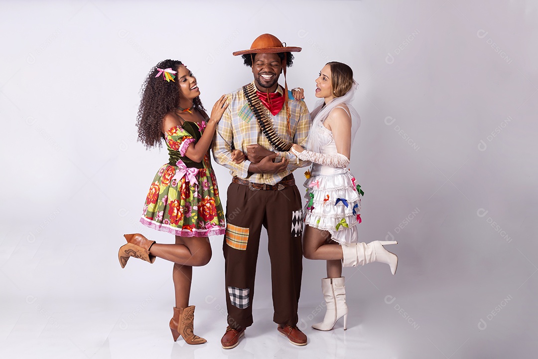 Três pessoas trajadas para festa de são de joão