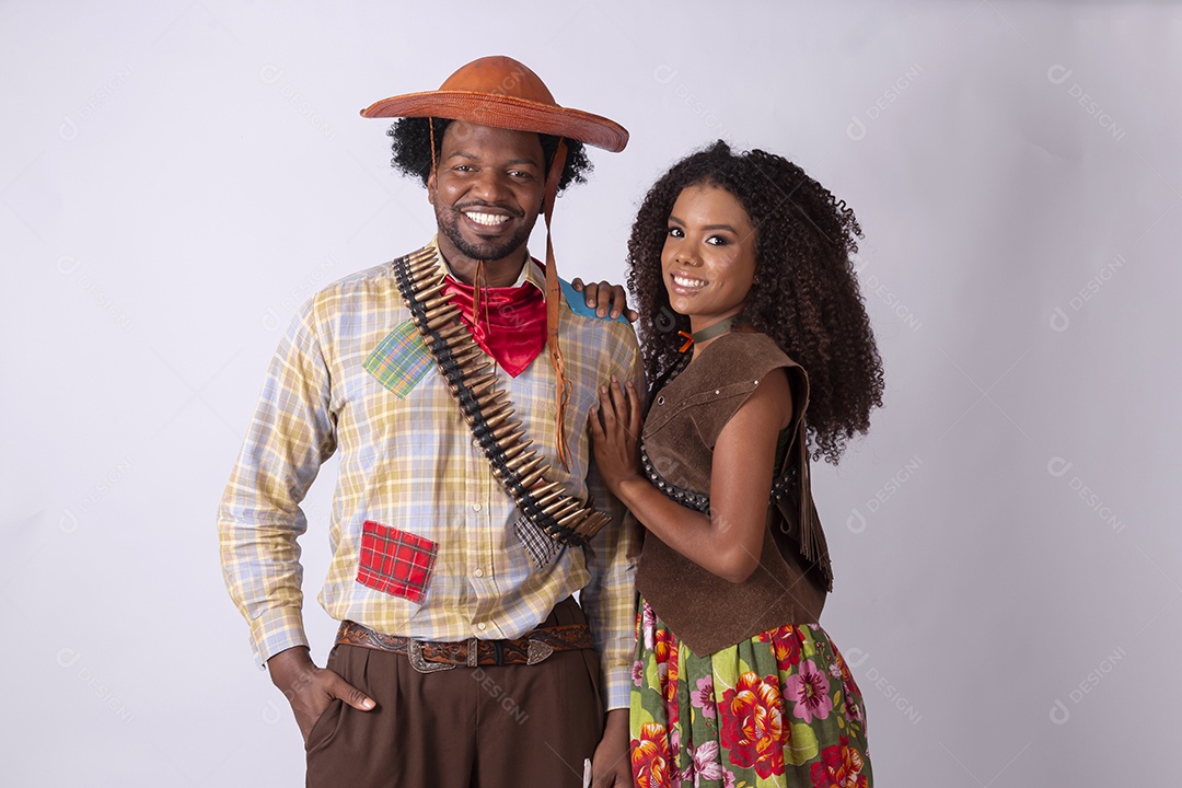 Casal sorrindo trajado para festa junina