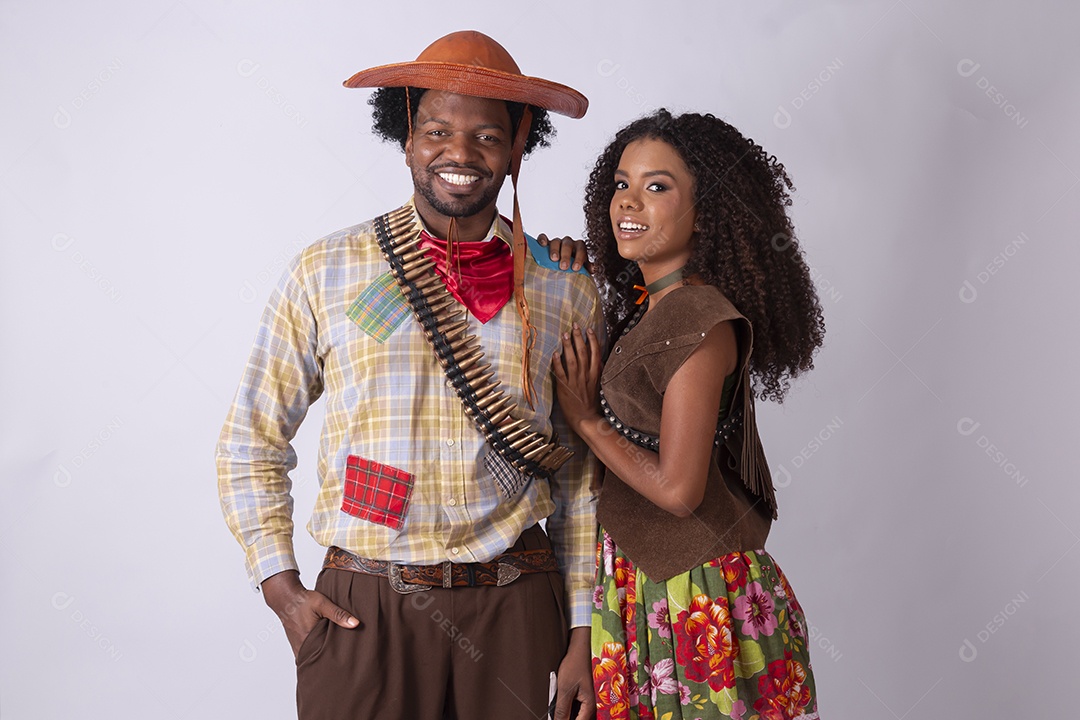 Casal trajado para festa junina