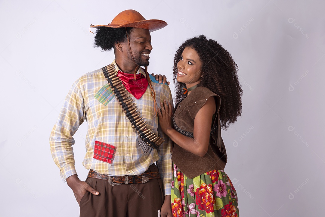 Casal trajado para festa junina