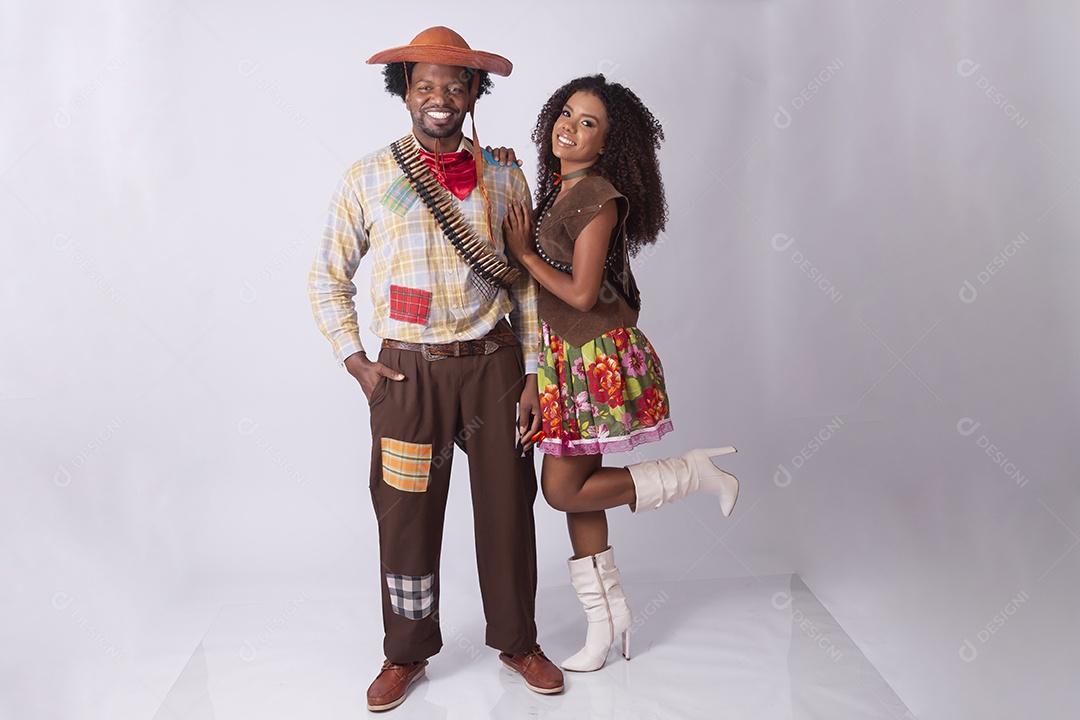 Casal trajado para festa junina