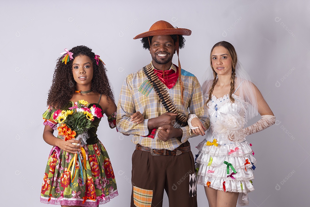 Três jovens vestidos para quadrilha junina traje lampião e maria bonita e noiva