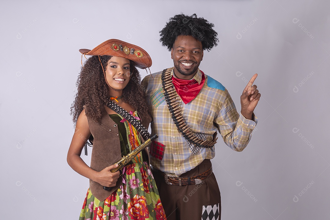 Casal trajado para festa junina