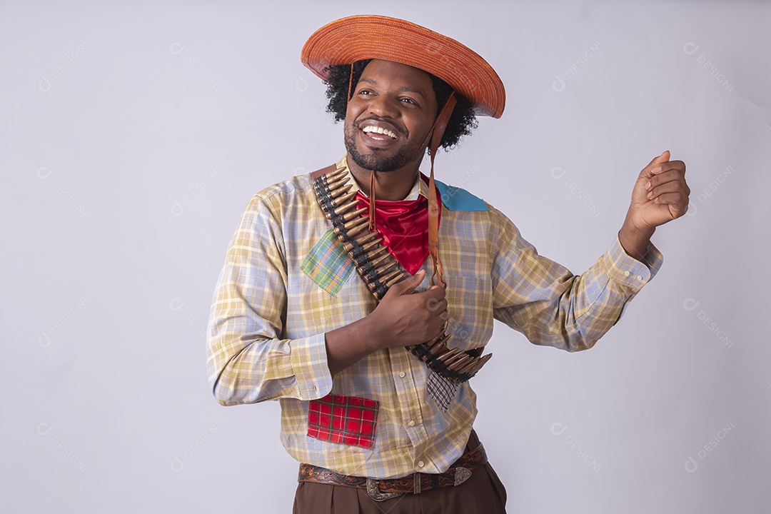 Jovem fazendo gesto de dança vestido a caráter para festa junina