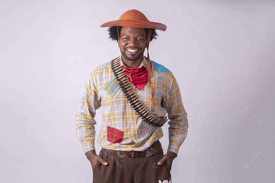 Jovem vestido a caráter para festa junina