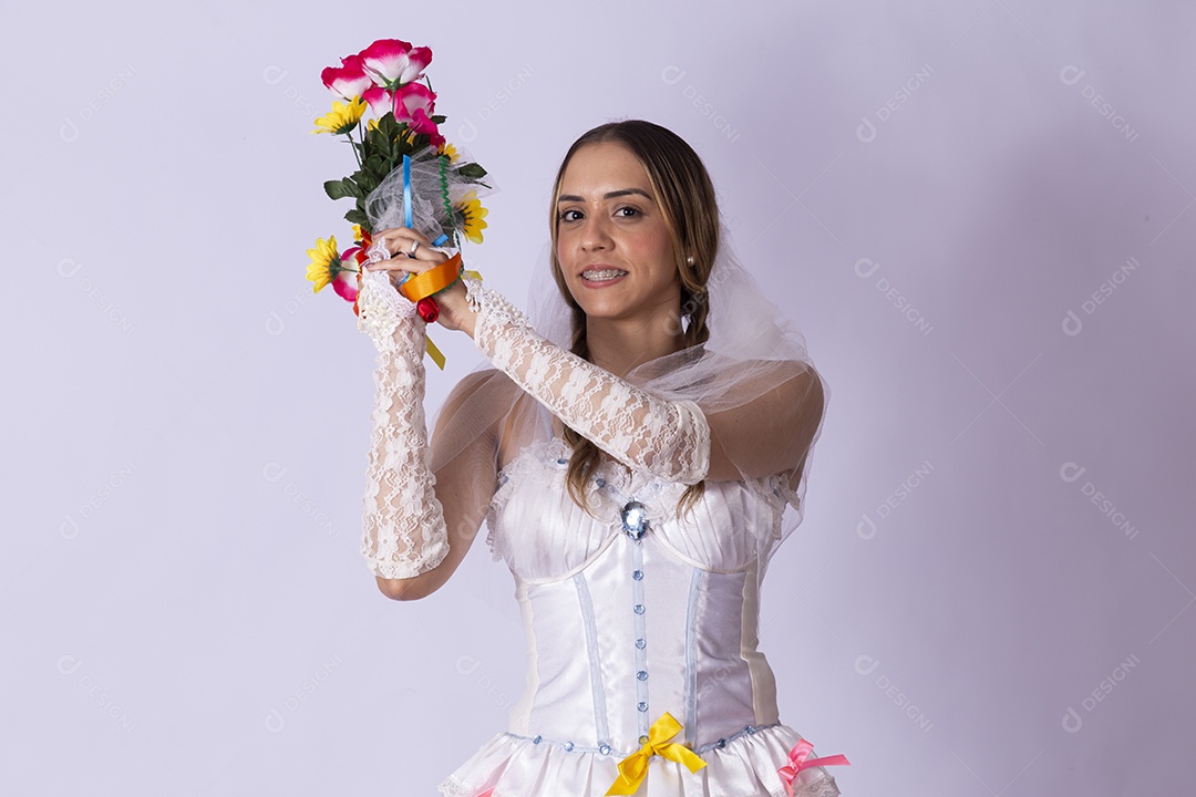 Jovem vestida de noiva para quadrilha junina com buquê nas mão
