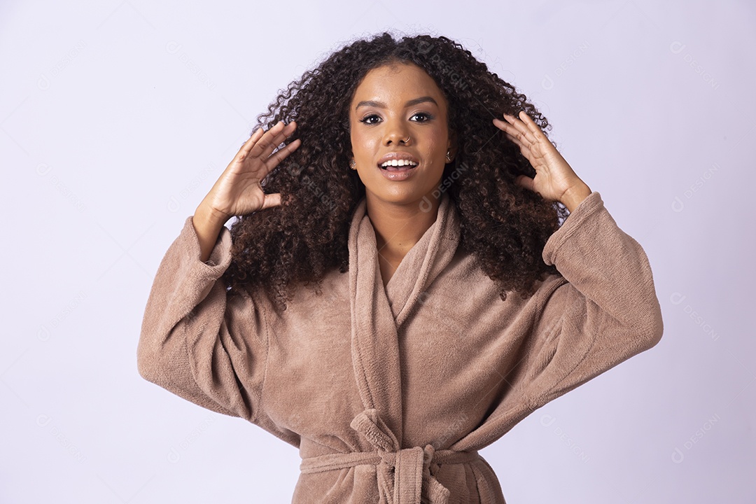 Mulher negra com pose para foto