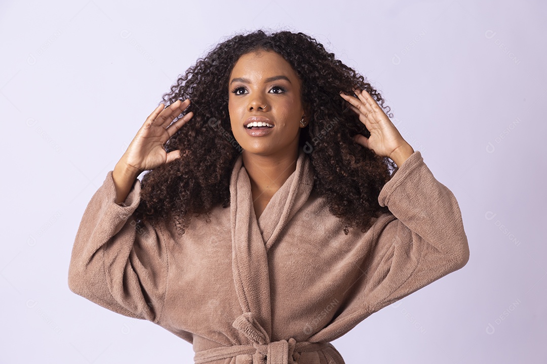Jovem garota morena segurando seu cabelo pose para foto