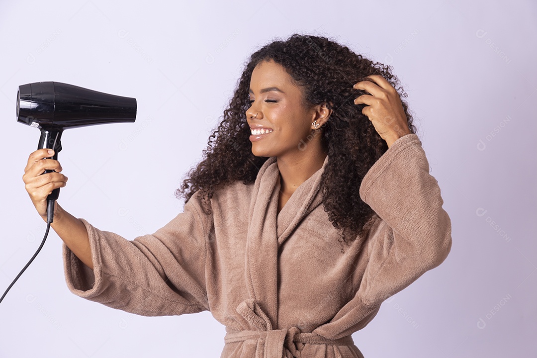 Jovem feliz secando seus cabelos