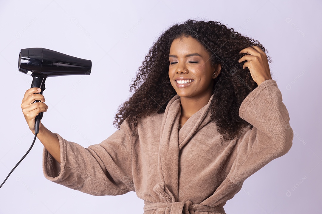 Jovem sorrindo secando seu cabelo