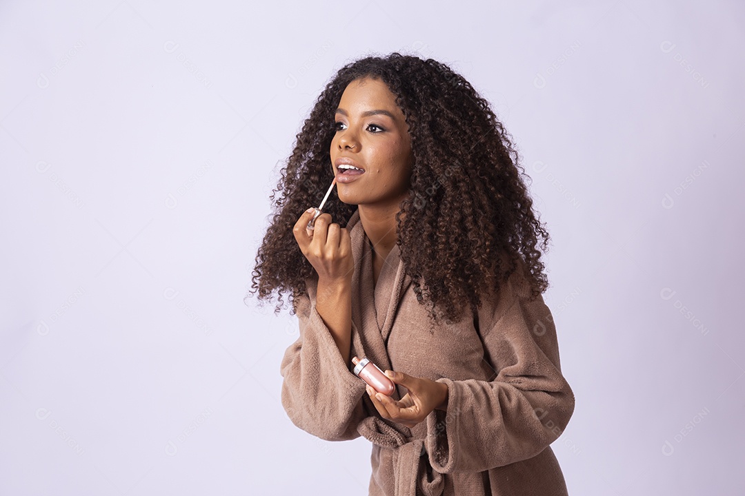 Jovem negra linda usando gloss labial