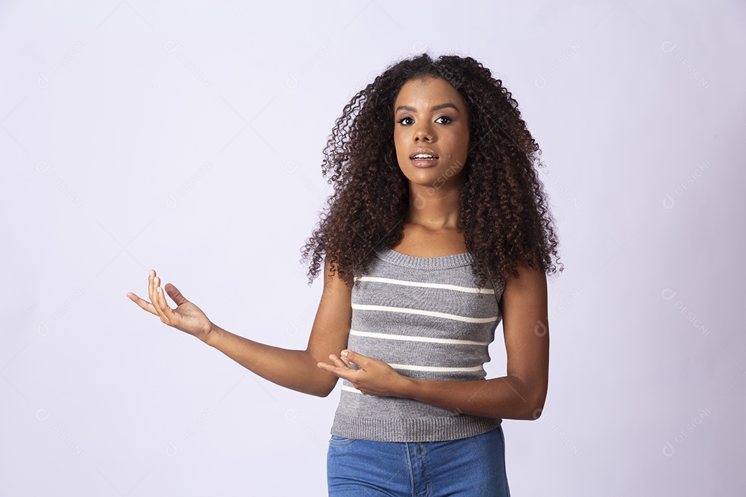 Jovem fazendo gesto  de lado