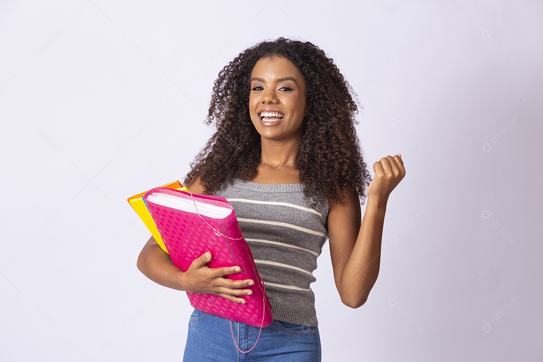 Jovem mulher segurando pasta de abas