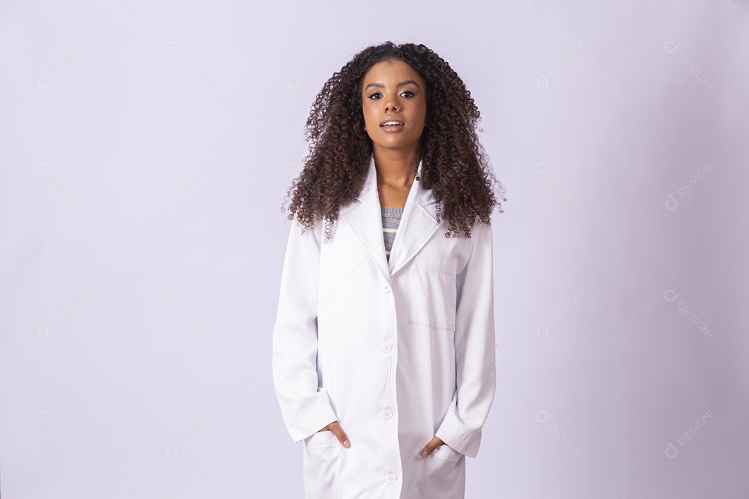 Mulher de jaleco branco linda