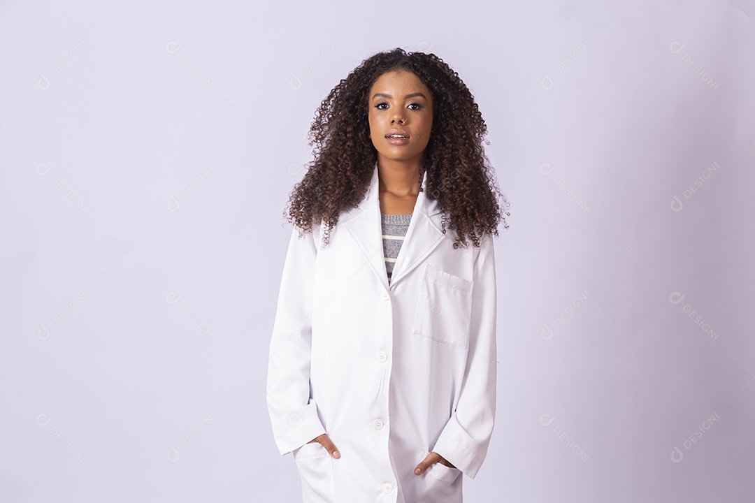 Mulher morena linda vestida de branco