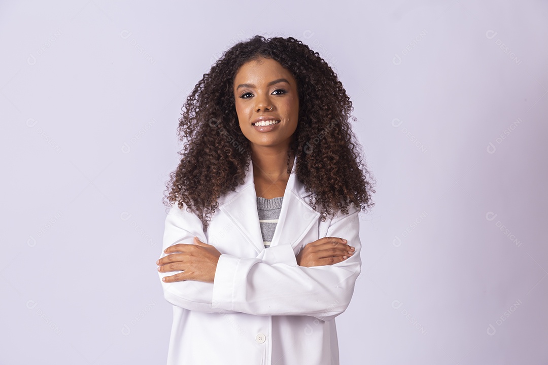 Mulher morena linda vestida de branco