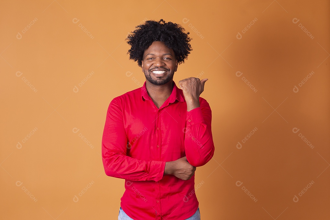 Homem moreno sorrindo