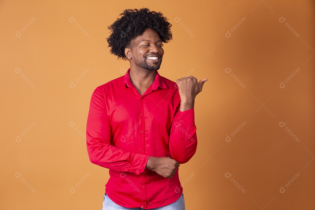 Homem sorrindo e gesticulando para trás