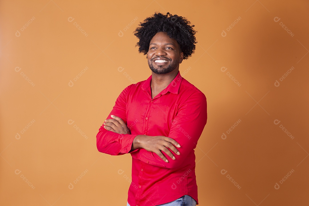 Homem moreno de camiseta vermelha