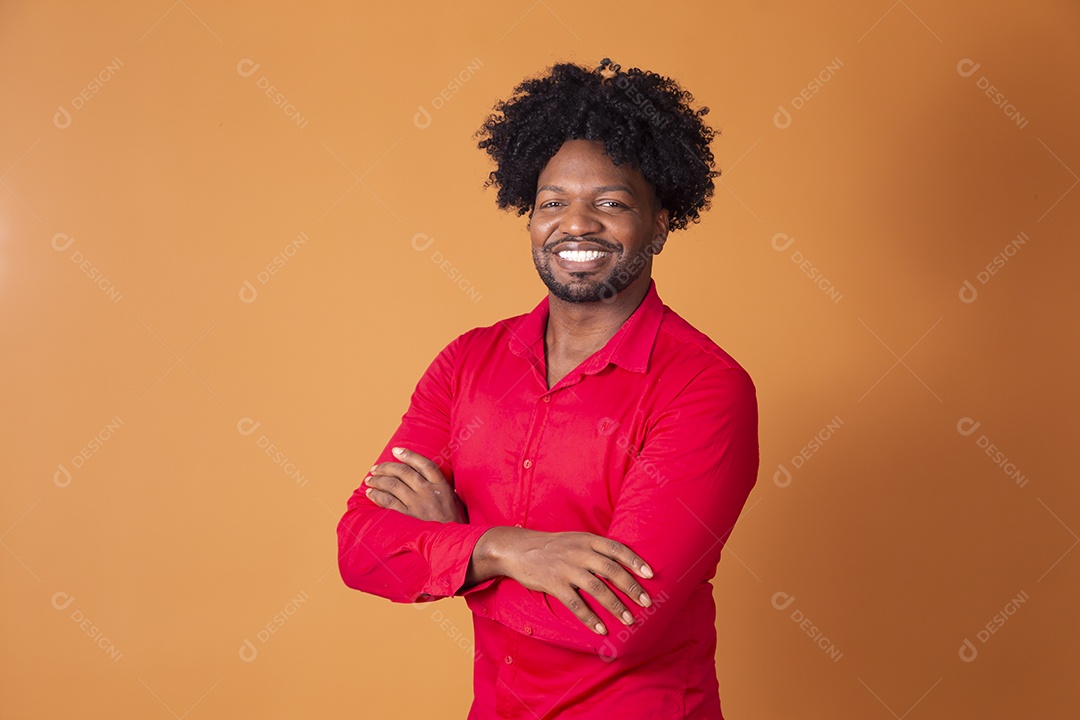 Homem de camiseta vermelha