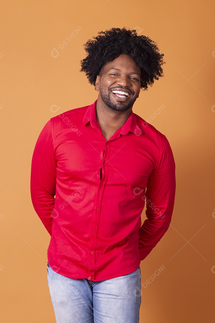 Homem moreno de camiseta vermelha sorridente